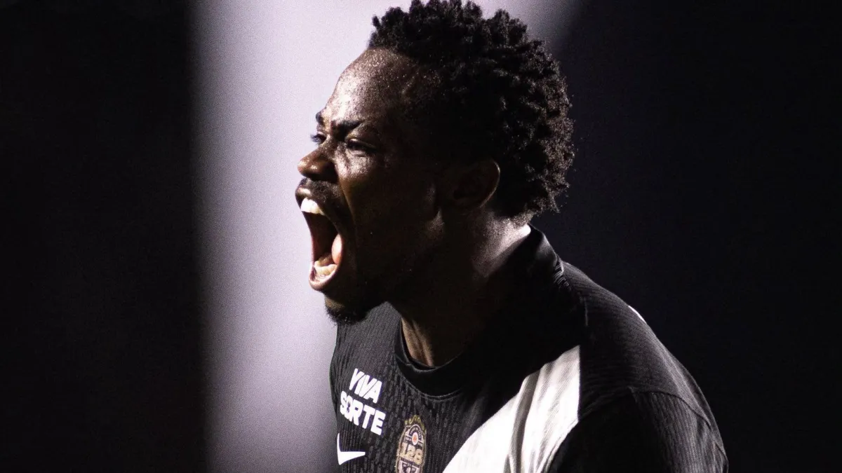 Vasco supera expulsão, vence Vitória e abre vantagem na Copa do Brasil